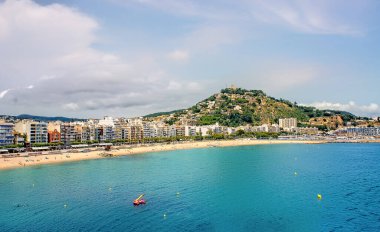 Turistler, İspanya 'nın güzel bir yaz gününde Costa Brava' nın Blanes plajında eğleniyorlar.