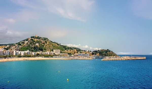 Turistler, İspanya 'nın güzel bir yaz gününde Costa Brava' nın Blanes plajında eğleniyorlar.