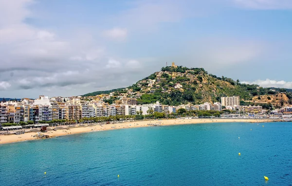 Turistler, İspanya 'nın güzel bir yaz gününde Costa Brava' nın Blanes plajında eğleniyorlar.