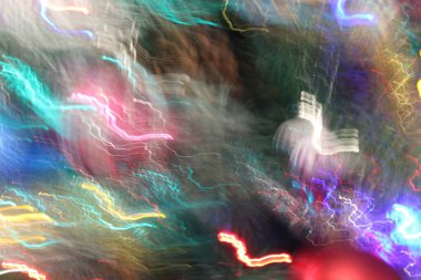 Arka plan ve ışıklar yılbaşı süslemeleri ile bulanıklaşıyor.