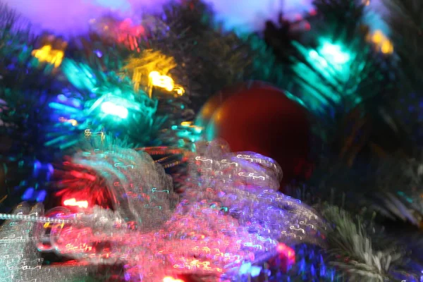 Farklı Renklerde Bulanık Noel Oyuncakları Bokeh Altında Bulanık Beyaz Cam — Stok fotoğraf