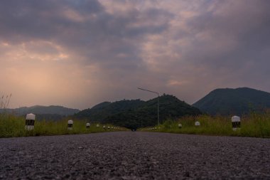 Popüler fotoğrafçı cazibesi. Dağ ve göldeki manzara manzarası. Güneşli bir öğleden sonra. Doğanın Güzelliği Arkaplan kavramı