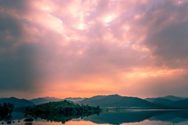 Popüler fotoğrafçı cazibesi. Dağ ve göldeki manzara manzarası. Güneşli bir öğleden sonra. Doğanın Güzelliği Arkaplan kavramı