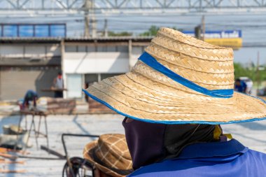 işçiler hasır şapka.