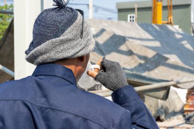İnşaat alanında su içen işçiler.
