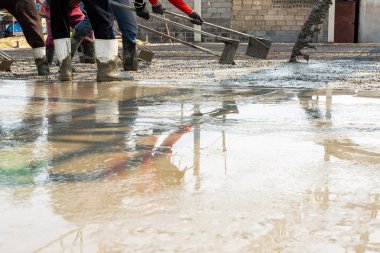 Beton zemini düzelten beton ustası.