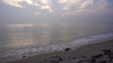 Yaz günü kumların üzerinde güzel bir deniz dalgası. Turuncu ve Altın Gün Doğumu gökyüzü. Yumuşak ve sakin, rahatlatıcı yaz havası.. 