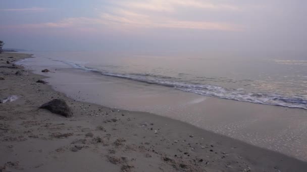 Schöne Meereswelle Auf Sand Sommertag Orange Und Goldener Sonnenaufgangshimmel Weich — Stockvideo