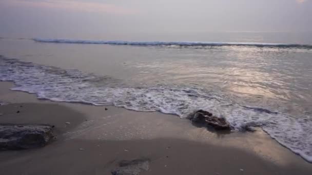 Schöne Meereswelle Auf Sand Einem Sommertag Orangefarbener Und Goldener Sonnenaufgangshimmel — Stockvideo