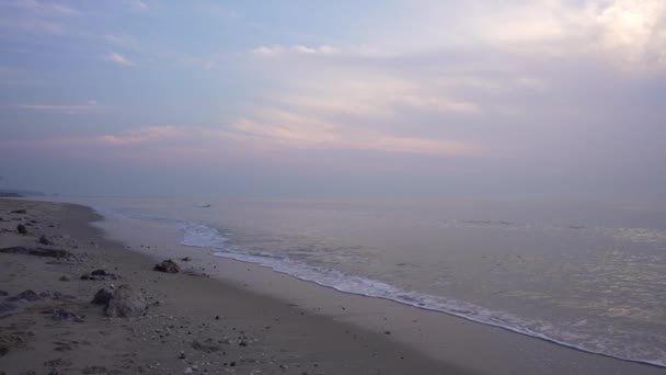 夏の日に砂の上に美しい海の波 オレンジと黄金の日の出の空 柔らかくて落ち着いた リラックスした夏気分 — ストック動画