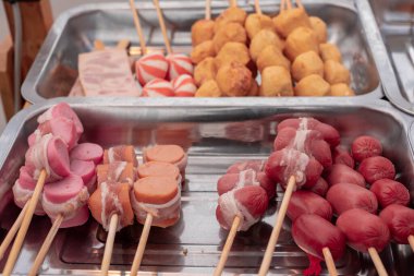 Müşteri, şişle taze olarak sipariş edilecek yiyecekleri seçebilir. Ahşap ızgara yemek kesme havası karşılama, barbekü, domuz barbeküsü, ızgara kalamar, tezgahın tepesini kaldırarak. Tayland sokak yiyecekleri barbekü şişleri, Tayland tarifi.