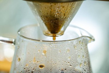 Su eklemeyi bıraktıktan sonra Dripper damlamaya devam edecek..