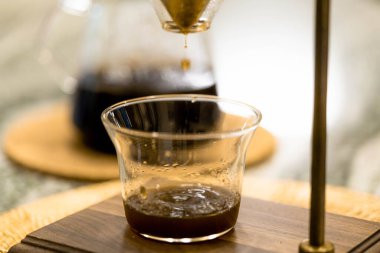 Mükemmel kahve dakikalar sonra kahve tekniklerinin üzerine dökülecek. Sıcak su, kahve fincanlarının içinden yavaşça geçecek..