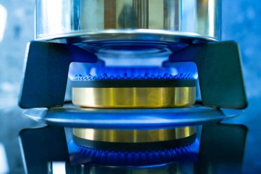 Gaz vanasını aç ve tencereyi ocağın üzerine koy..