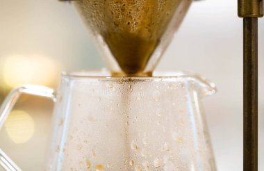 Su eklemeyi bıraktıktan sonra Dripper damlamaya devam edecek..