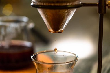 Mükemmel kahve dakikalar sonra kahve tekniklerinin üzerine dökülecek. Sıcak su, kahve fincanlarının içinden yavaşça geçecek..