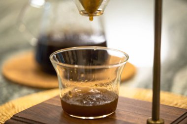 Mükemmel kahve dakikalar sonra kahve tekniklerinin üzerine dökülecek. Sıcak su, kahve fincanlarının içinden yavaşça geçecek..