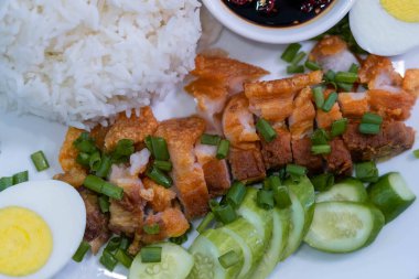 Pirinç, kızarmış domuz eti ve yumurta..