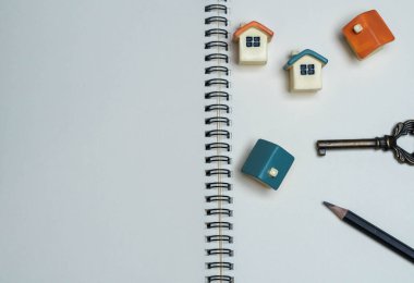 Ev oyuncağı, kry ve beyaz kağıt üzerindeki aksesuarlar.