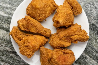 Beyaz tabakta izole edilmiş kızarmış tavuk..