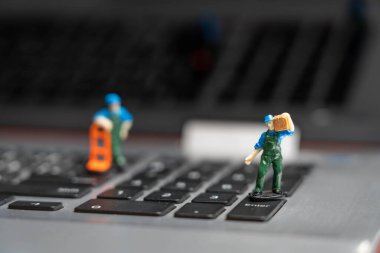 Teslimatçı oyuncak araba kutusu klavye arka planında.