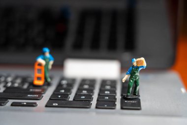 Teslimatçı oyuncak araba kutusu klavye arka planında.