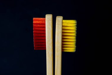 Birbirini destekleyen iki diş fırçası. Öfke Sembolü.