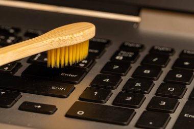 Klavyeyi temizleyen diş fırçası ahşap sapına yakın çekim.