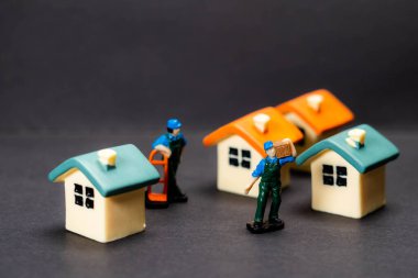 Teslimat modeli Model evin önünde.