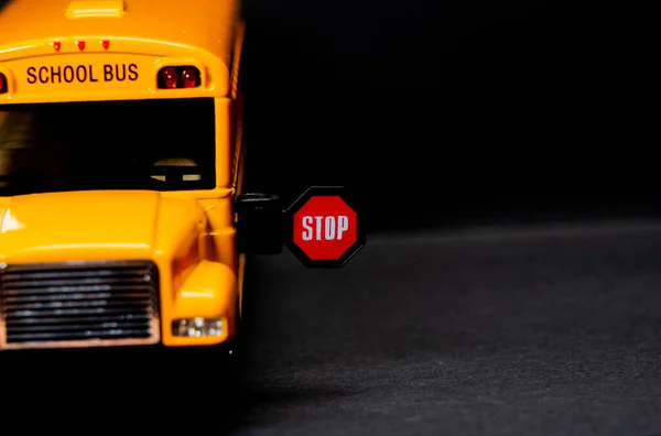 Modelo Autocarro Escolar Com Stop Sign Não Passe Autocarro Escolar — Fotografia de Stock