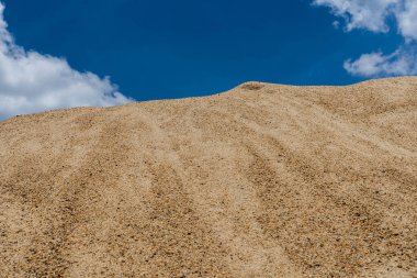 Kaba kum yığını ve Granular Kum yığınını bul ve kum yığınını doldur. Beton yapmak, yol açmak, zemin oluşturmak için kullanılır. Kum dokusu, kum arkaplanı ve kum izole.
