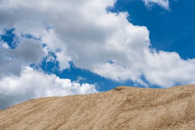 Kaba kum yığını ve Granular Kum yığınını bul ve kum yığınını doldur. Beton yapmak, yol açmak, zemin oluşturmak için kullanılır. Kum dokusu, kum arkaplanı ve kum izole.