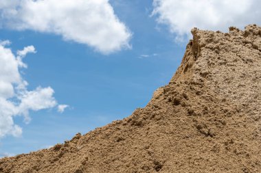 Kaba kum yığını ve Granular Kum yığınını bul ve kum yığınını doldur. Beton yapmak, yol açmak, zemin oluşturmak için kullanılır. Kum dokusu, kum arkaplanı ve kum izole.