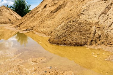 Kaba kum yığını ve Granular Kum yığınını bul ve kum yığınını doldur. Beton yapmak, yol açmak, zemin oluşturmak için kullanılır. Kum dokusu, kum arkaplanı ve kum izole.