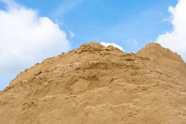 Kaba kum yığını ve Granular Kum yığınını bul ve kum yığınını doldur. Beton yapmak, yol açmak, zemin oluşturmak için kullanılır. Kum dokusu, kum arkaplanı ve kum izole.