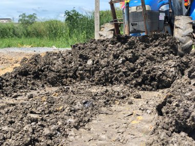 Traktör toprağı ayarlıyor. Traktör toprağı itiyor..