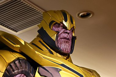 Osaka, Japonya - 25 Ağustos 2020: Yenilmezler 'in final filmi için Thanos zırhlı aksiyon figürü gösterisi