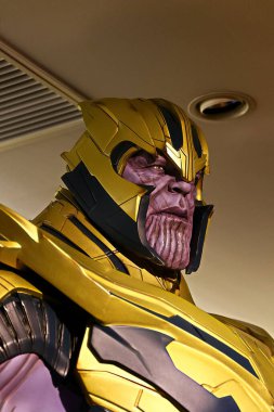 Osaka, Japonya - 25 Ağustos 2020: Yenilmezler 'in final filmi için Thanos zırhlı aksiyon figürü gösterisi