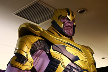 Osaka, Japonya - 25 Ağustos 2020: Yenilmezler 'in final filmi için Thanos zırhlı aksiyon figürü gösterisi