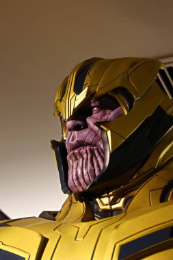 Osaka, Japonya - 25 Ağustos 2020: Yenilmezler 'in final filmi için Thanos zırhlı aksiyon figürü gösterisi