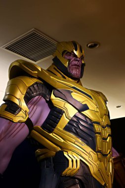 Osaka, Japonya - 25 Ağustos 2020: Yenilmezler 'in final filmi için Thanos zırhlı aksiyon figürü gösterisi