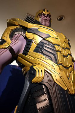 Osaka, Japonya - 25 Ağustos 2020: Yenilmezler 'in final filmi için Thanos zırhlı aksiyon figürü gösterisi