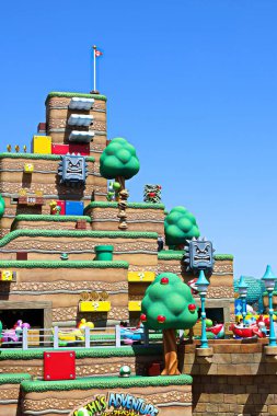 OSAKA, JAPONYA - 10 Nisan 2021: Nintendo World. Nintendo World 'ün girişindeki sahne, Japonya Universal Stüdyoları' nın temalı bir alanıdır..