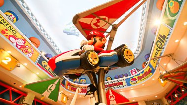 OSAKA, JAPONYA - 10 Nisan 2021: Mario ve Mario Kart, Nintendo World. Nintener Nintendo World 'ün Mario Kart mağazasının çıkışındaki temalı bir alandır..