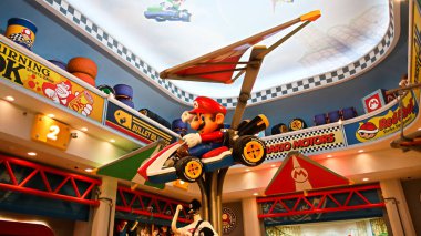 OSAKA, JAPONYA - 10 Nisan 2021: Mario ve Mario Kart, Nintendo World. Nintener Nintendo World 'ün Mario Kart mağazasının çıkışındaki temalı bir alandır..