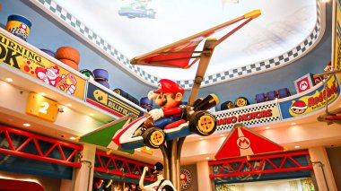 OSAKA, JAPONYA - 10 Nisan 2021: Mario ve Mario Kart, Nintendo World. Nintener Nintendo World 'ün Mario Kart mağazasının çıkışındaki temalı bir alandır..
