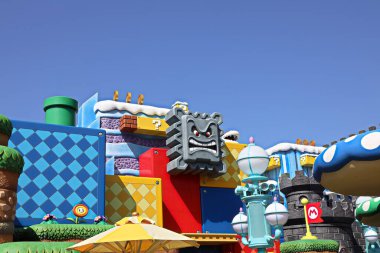 OSAKA, JAPONYA - 10 Nisan 2021: Nintendo Worldworld 'deki Koopa Kalesi' ne giriş sahnesi..