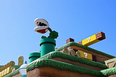 OSAKA, JAPONYA - 10 Nisan 2021: Nintendo Worldworld 'deki Koopa Kalesi' ne giriş sahnesi..