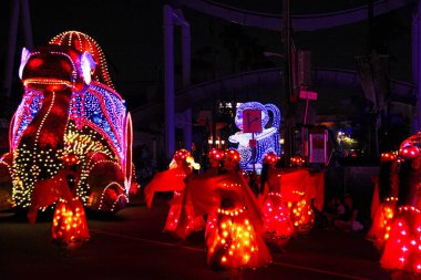 Osaka 'da. Japonya - 12 Ağustos 2016: Osaka, Japonya 'daki Universal Stüdyoları Tema Parkı' nda Sihirli Yıldızlar Gecesi. 