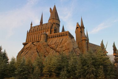 OSAKA, JAPONYA - 12 Nisan 2021: Hogwarts Cadılık ve Büyücülük Okulu 'nun fotoğrafı Harry Potter' ın Büyücülük Dünyası, Universal Stüdyoları Japonya.